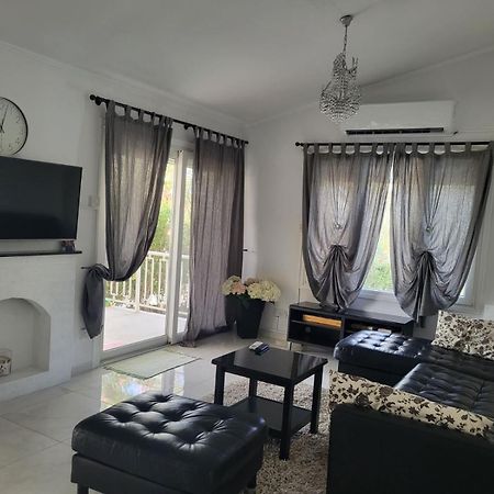 Villa Neyla Four Bedroom Coral Bay Beach Front المظهر الخارجي الصورة