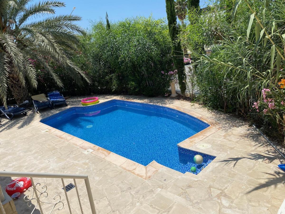 Villa Neyla Four Bedroom Coral Bay Beach Front المظهر الخارجي الصورة