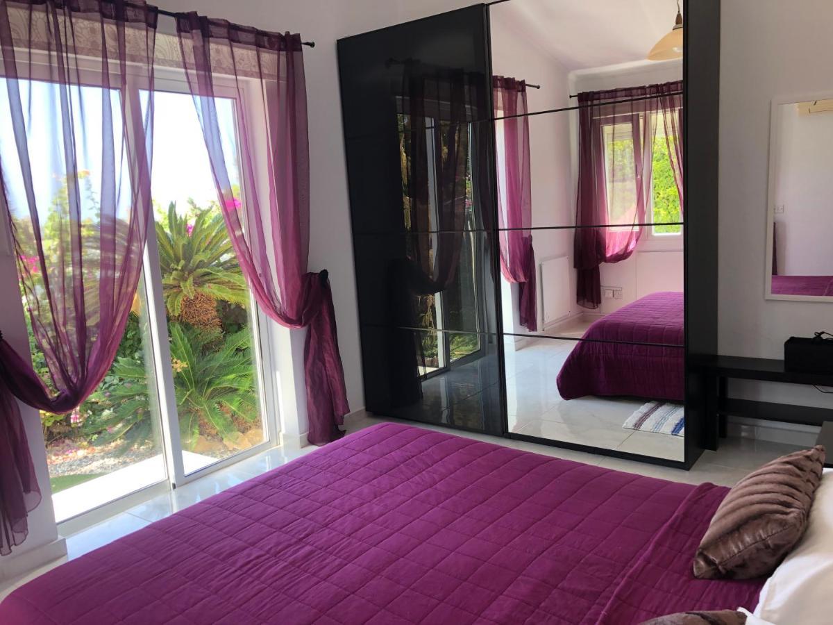 Villa Neyla Four Bedroom Coral Bay Beach Front المظهر الخارجي الصورة