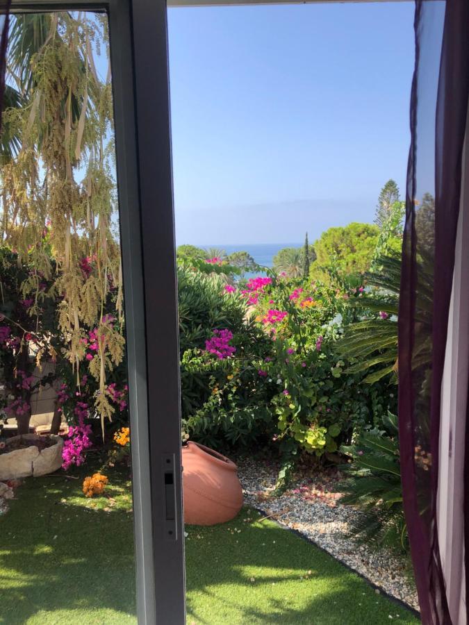 Villa Neyla Four Bedroom Coral Bay Beach Front المظهر الخارجي الصورة