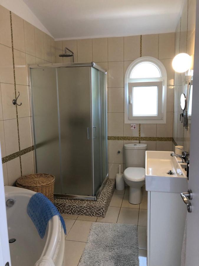 Villa Neyla Four Bedroom Coral Bay Beach Front المظهر الخارجي الصورة