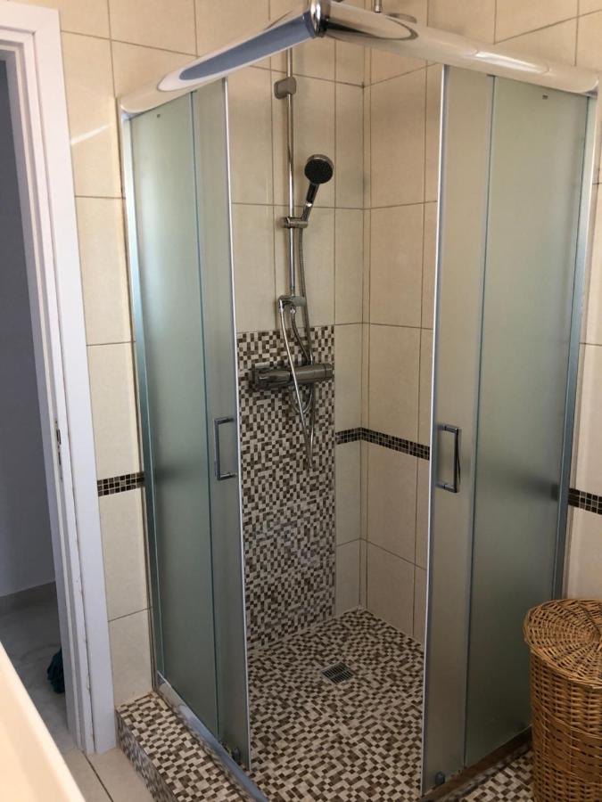 Villa Neyla Four Bedroom Coral Bay Beach Front المظهر الخارجي الصورة