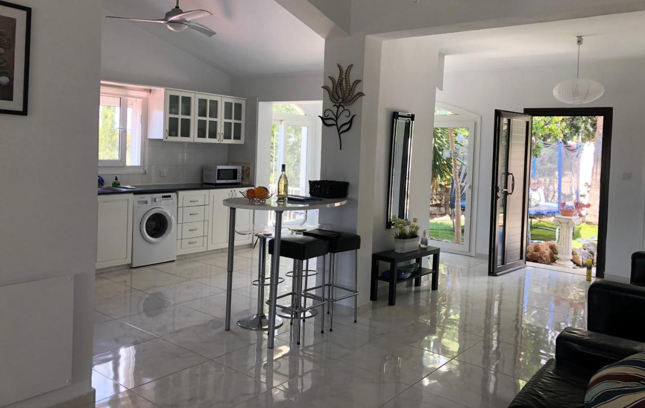 Villa Neyla Four Bedroom Coral Bay Beach Front المظهر الخارجي الصورة