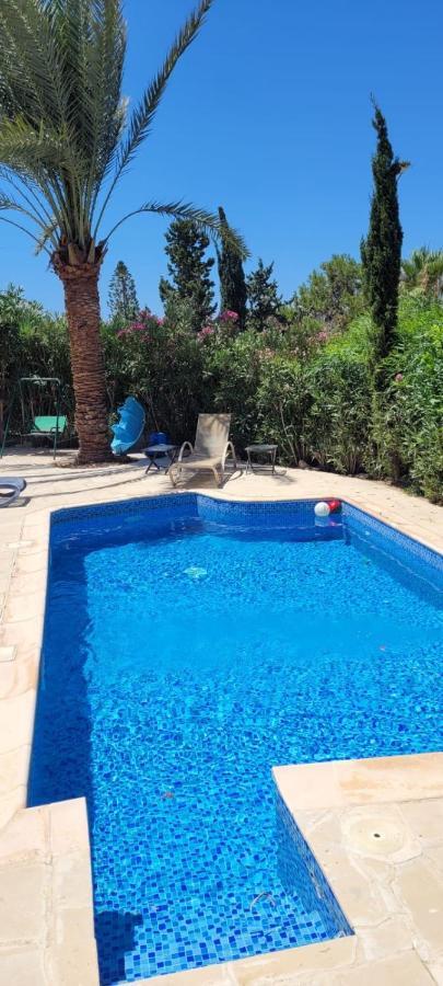 Villa Neyla Four Bedroom Coral Bay Beach Front المظهر الخارجي الصورة