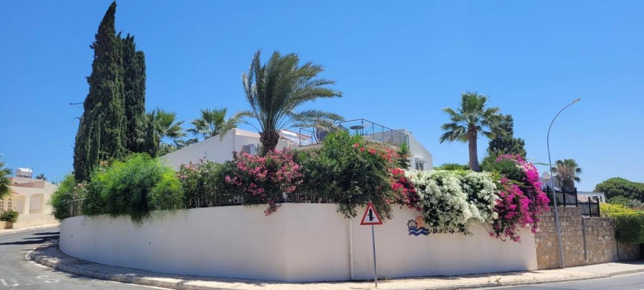 Villa Neyla Four Bedroom Coral Bay Beach Front المظهر الخارجي الصورة