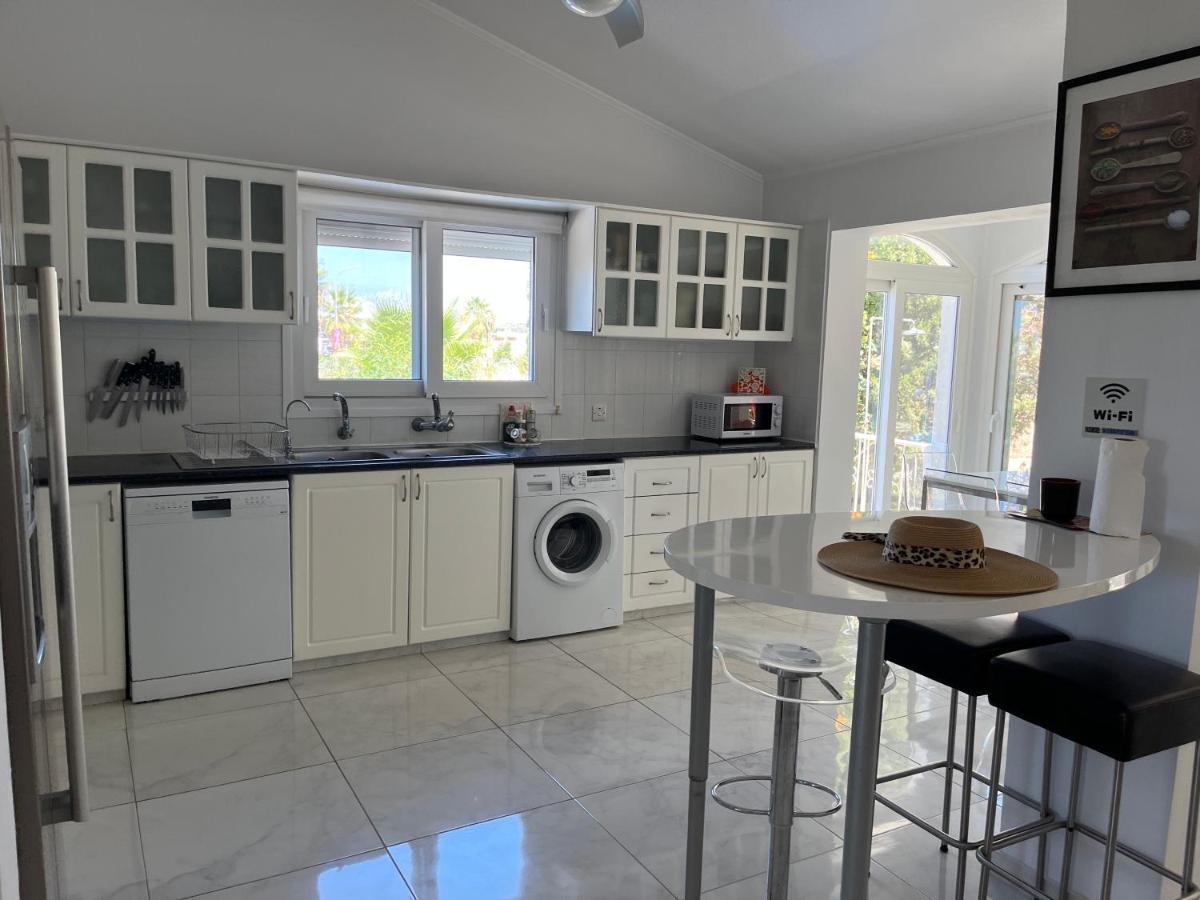 Villa Neyla Four Bedroom Coral Bay Beach Front المظهر الخارجي الصورة