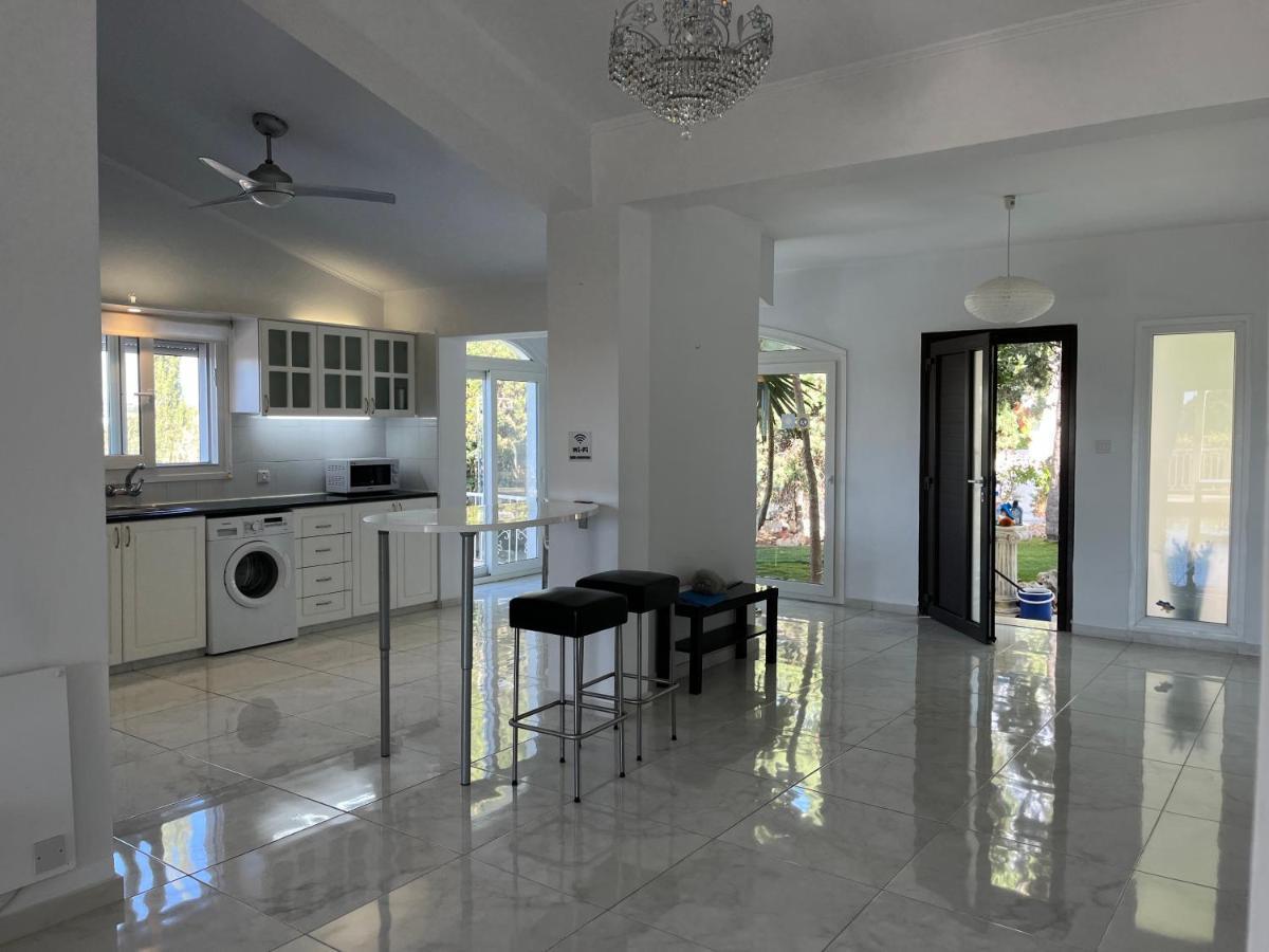 Villa Neyla Four Bedroom Coral Bay Beach Front المظهر الخارجي الصورة