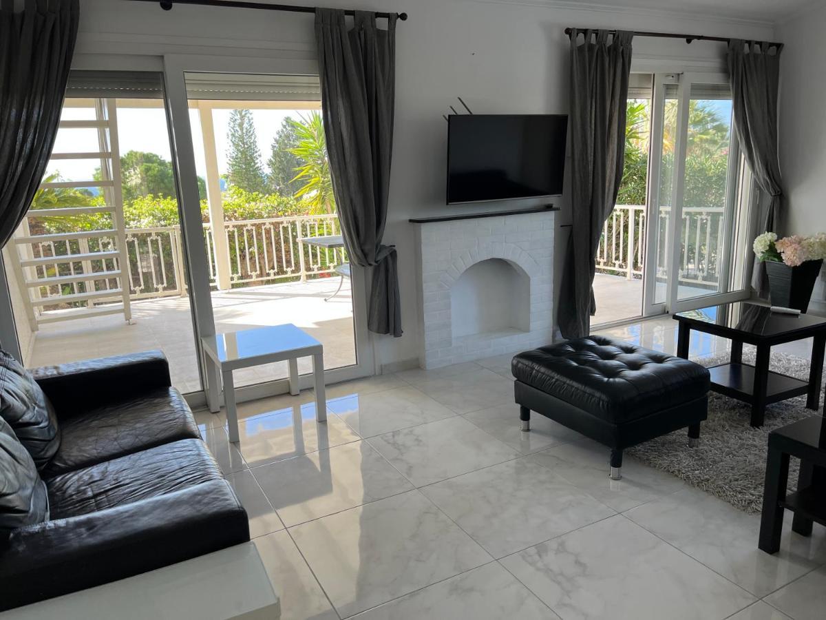 Villa Neyla Four Bedroom Coral Bay Beach Front المظهر الخارجي الصورة