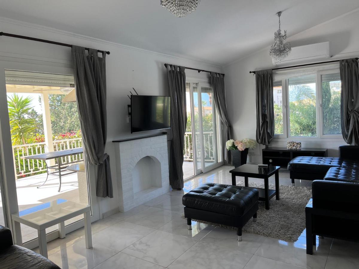 Villa Neyla Four Bedroom Coral Bay Beach Front المظهر الخارجي الصورة