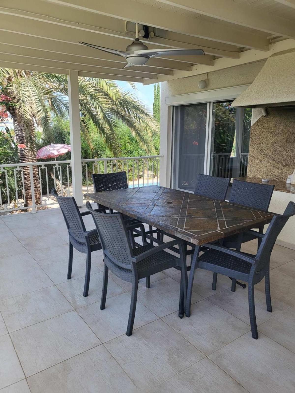 Villa Neyla Four Bedroom Coral Bay Beach Front المظهر الخارجي الصورة