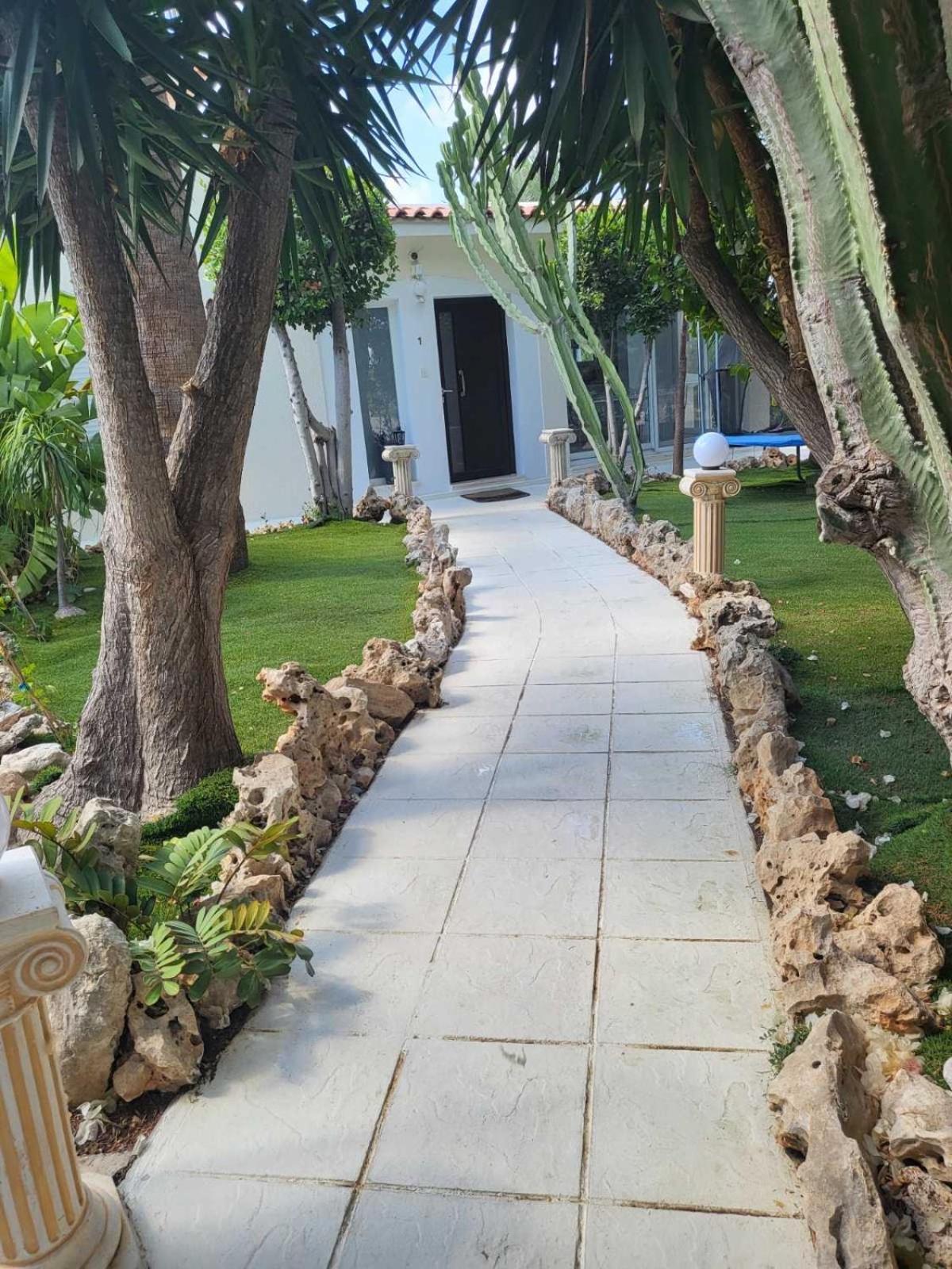 Villa Neyla Four Bedroom Coral Bay Beach Front المظهر الخارجي الصورة