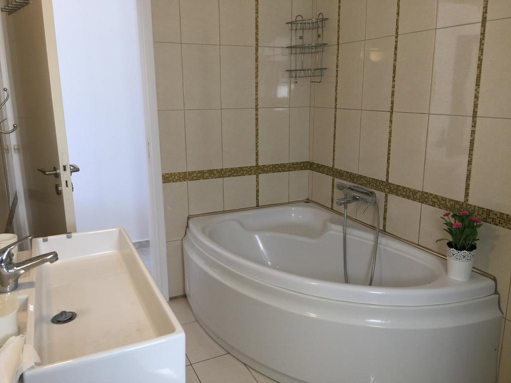 Villa Neyla Four Bedroom Coral Bay Beach Front المظهر الخارجي الصورة