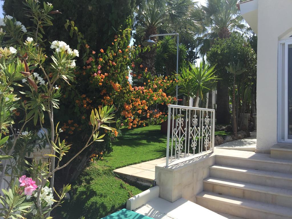 Villa Neyla Four Bedroom Coral Bay Beach Front المظهر الخارجي الصورة